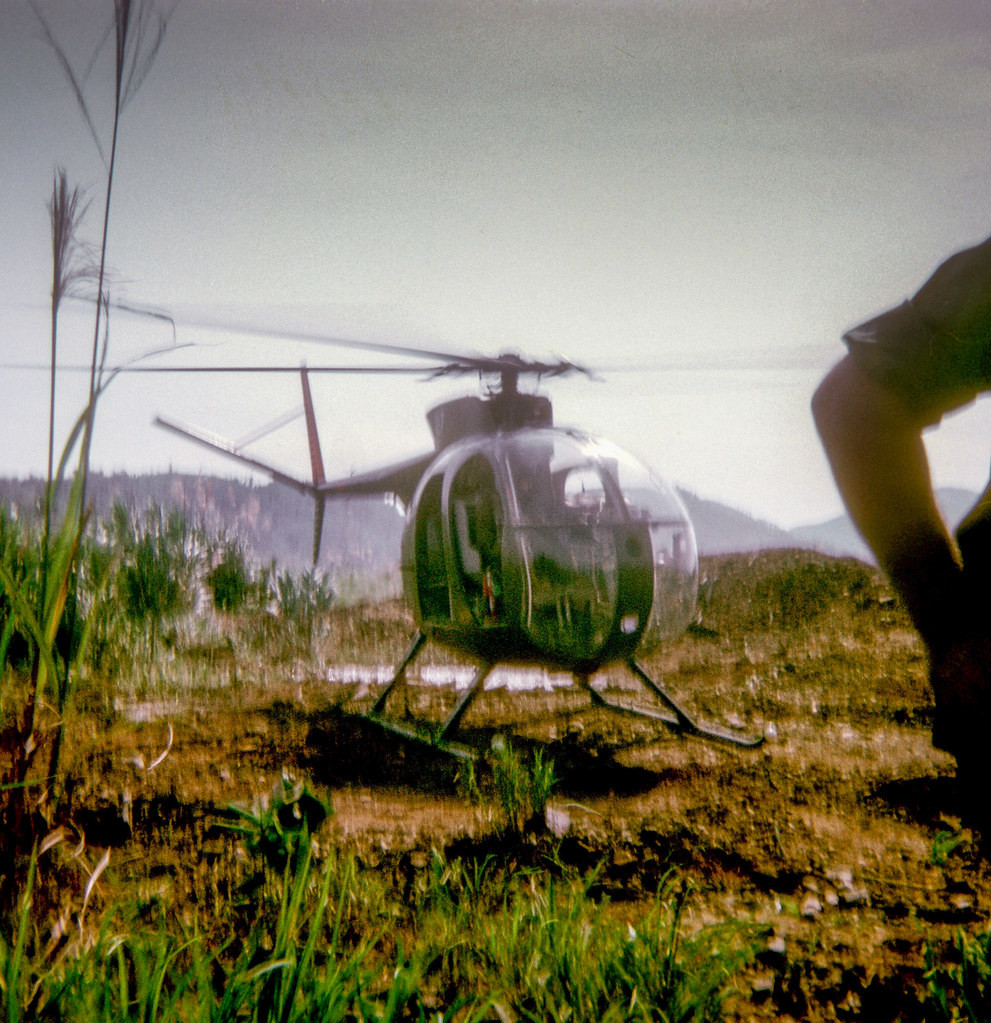 Trực thăng hạng nhẹ Hughes OH-6 Cayuse của Mỹ tại một điểm đổ quân.