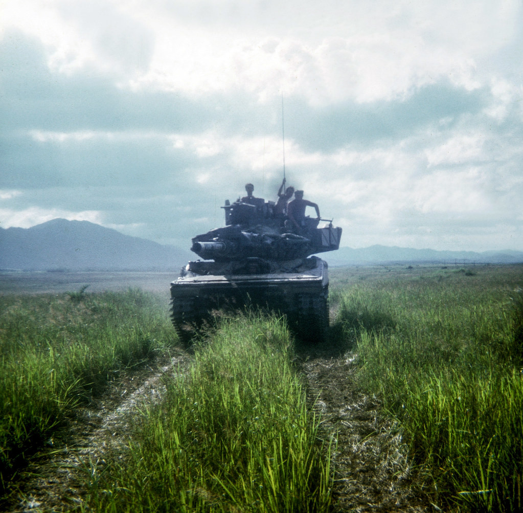 Xe tăng Mỹ di chuyển trên đồng ruộng, 1971.