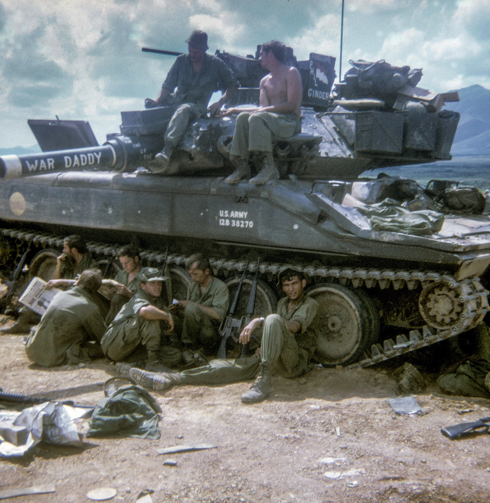 Binh sĩ Mỹ nghỉ ngơi bên chiếc xe tăng, 1971.