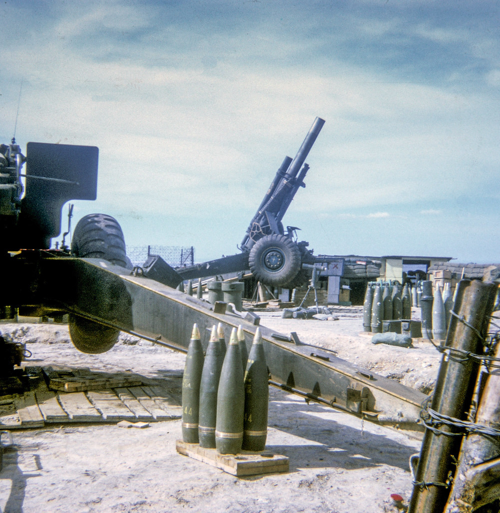 Những khẩu pháo 105 mm tại cứ điểm.