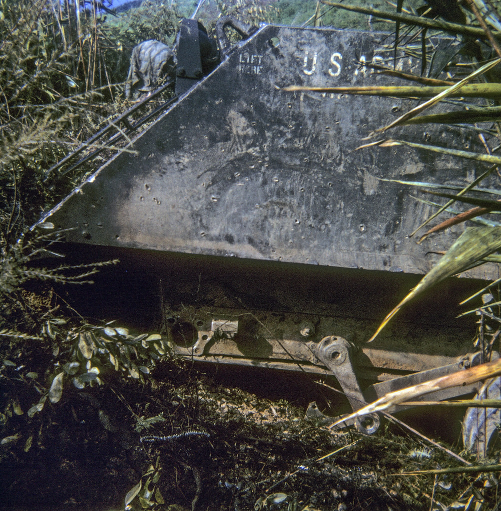 Phần còn lại của một xe bọc thép chở quân sau khi trúng mìn.