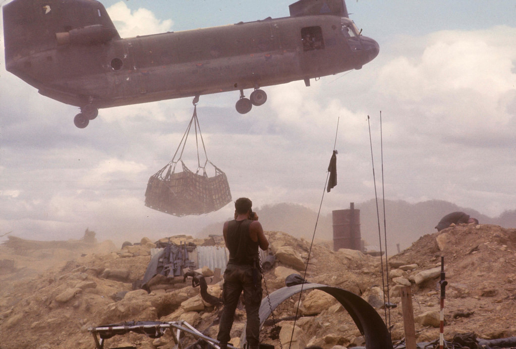 Trực thăng chở hàng tiếp tế đến một cứ điểm, 1969-1970.