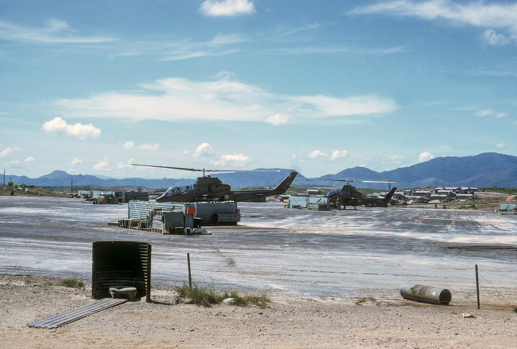 Những chiếc trực thăng Bell AH-1 Cobra tại trại Evans, 1971.