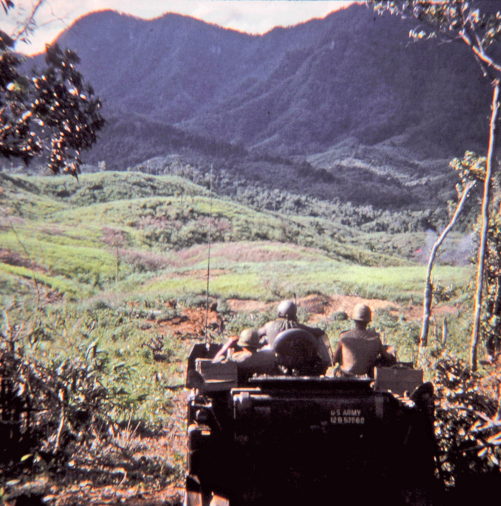 Quân đội Mỹ tuần tra ở thung lũng A Sầu, Thừa Thiên - Huế, mùa hè 1969.