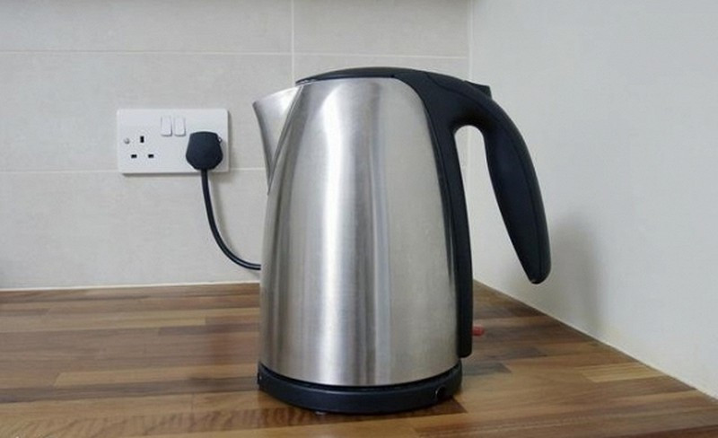 Đun nước bằng ấm siêu tốc liên tục. Nhiều gia đình có thói quen đun liền vài ba ấm nước để tiết kiệm thời gian và tiết kiệm điện, tranh thủ lúc ấm còn đang nóng. Tuy nhiên, đây là một việc làm vô cùng nguy hiểm. Khi ấm làm việc liên tục, mâm nhiệt sẽ bị nóng quá mức dẫn đến nguy cơ cháy ấm cao. 