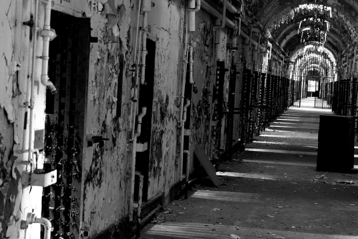 Năm 1995, nhà tù Holmesburg bị đóng cửa. Năm 2000, gần 300 cựu tù nhân đã kiện bác sĩ da liễu Albert Kligmanm, người từng làm việc trong nhà tù. Dù vậy, bác sĩ này không phải chịu trách nhiệm gì vì việc ông làm phù hợp với luật pháp Mỹ thời điểm đó...