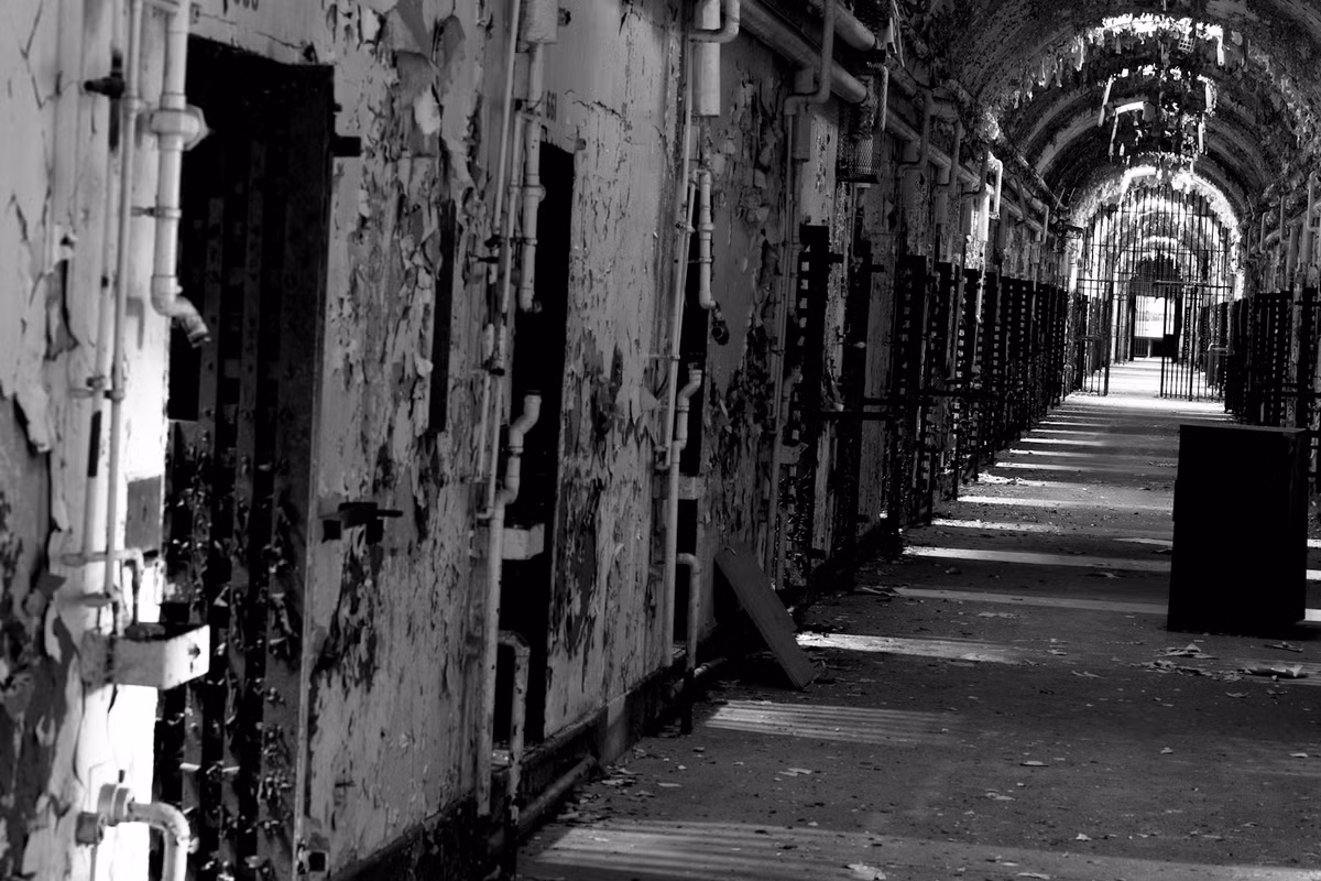 Năm 1995, nhà tù Holmesburg bị đóng cửa. Năm 2000, gần 300 cựu tù nhân đã kiện bác sĩ da liễu Albert Kligmanm, người từng làm việc trong nhà tù. Dù vậy, bác sĩ này không phải chịu trách nhiệm gì vì việc ông làm phù hợp với luật pháp Mỹ thời điểm đó...