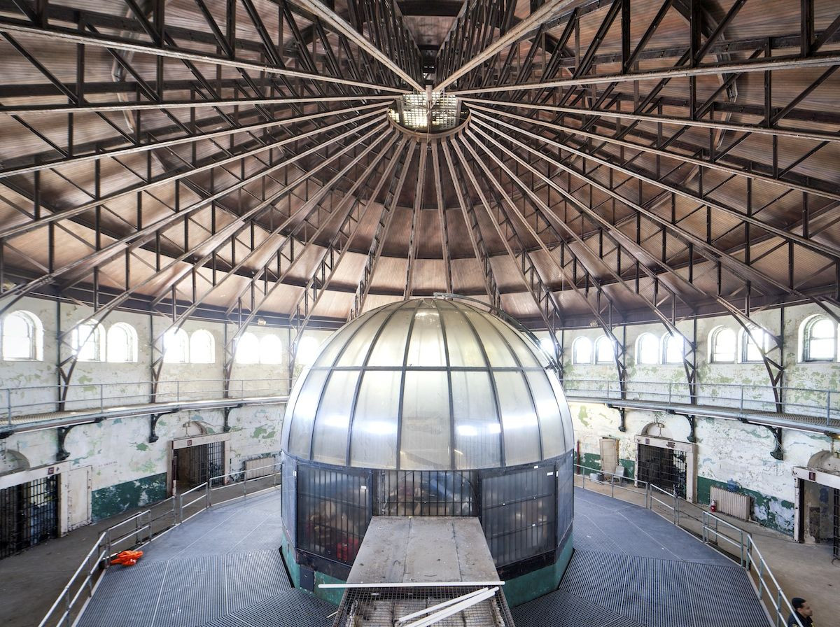 Theo điều tra của Allen Hornblum - nhà báo và cựu quan chức tư pháp hình sự ở Pennsylvania - từ năm 1951 đến 1974, nhiều tù nhân ở nhà tù Holmesburg đã trở thành “chuột thí nghiệm” cho các bác sĩ.