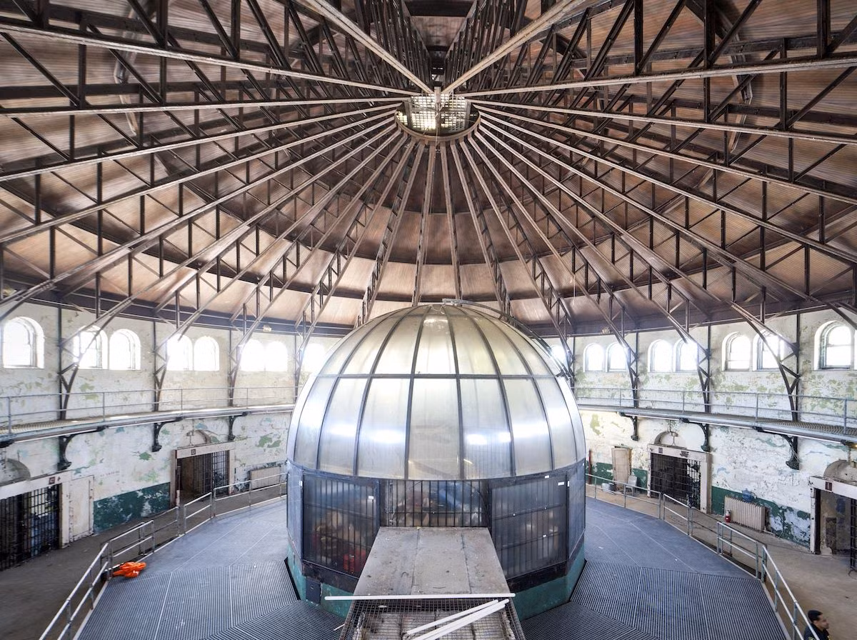 Theo điều tra của Allen Hornblum - nhà báo và cựu quan chức tư pháp hình sự ở Pennsylvania - từ năm 1951 đến 1974, nhiều tù nhân ở nhà tù Holmesburg đã trở thành “chuột thí nghiệm” cho các bác sĩ.