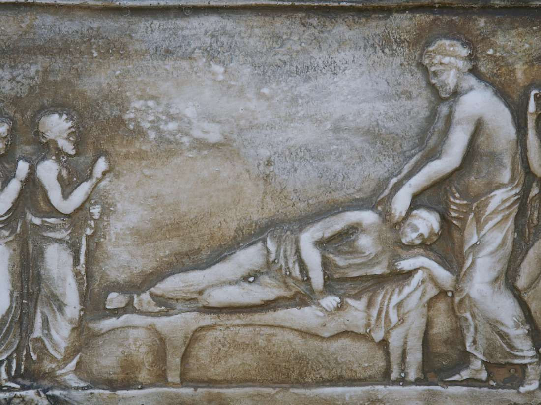 Những bác sĩ đầu tiên sử dụng phương thức chữa bệnh này là người Ai Cập và Summer cổ. Tuy nhiên, nó chỉ thực sự phổ biến dưới thời Hy Lạp và La Mã.