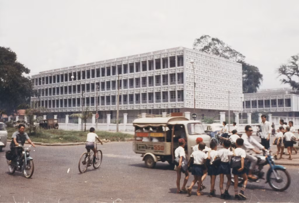 Bên ngoài trường Đại học Y khoa Sài Gòn trước 1975. Tháng 6/1966 trường chuyển đến địa điểm mới (địa điểm hiện tại) là Trung tâm Giáo dục Y khoa vừa hoàn tất trên đại lộ Hồng Bàng.Ảnh: Jim Brown Collection.