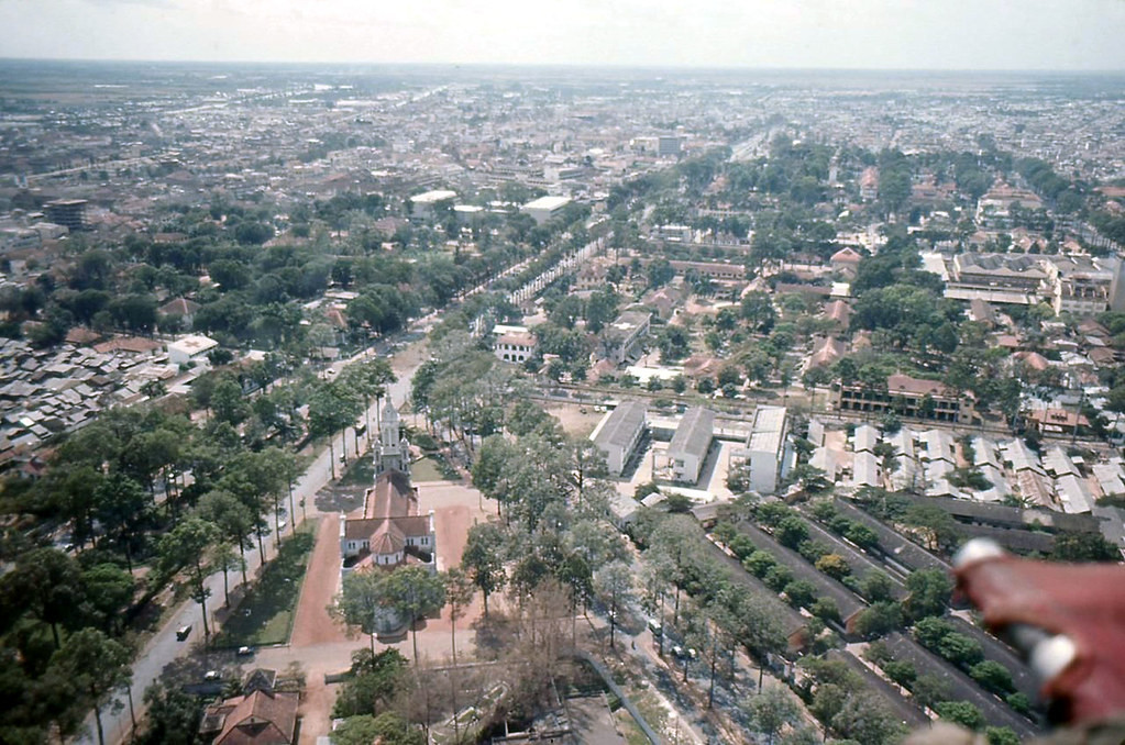 Khu vực xung quanh Đại học Y khoa Sài Gòn (ba tòa nhà lớn ở giữa ảnh) nhìn từ máy bay, 1965. Phía dưới bên trái là nhà thờ Ngã Sáu.