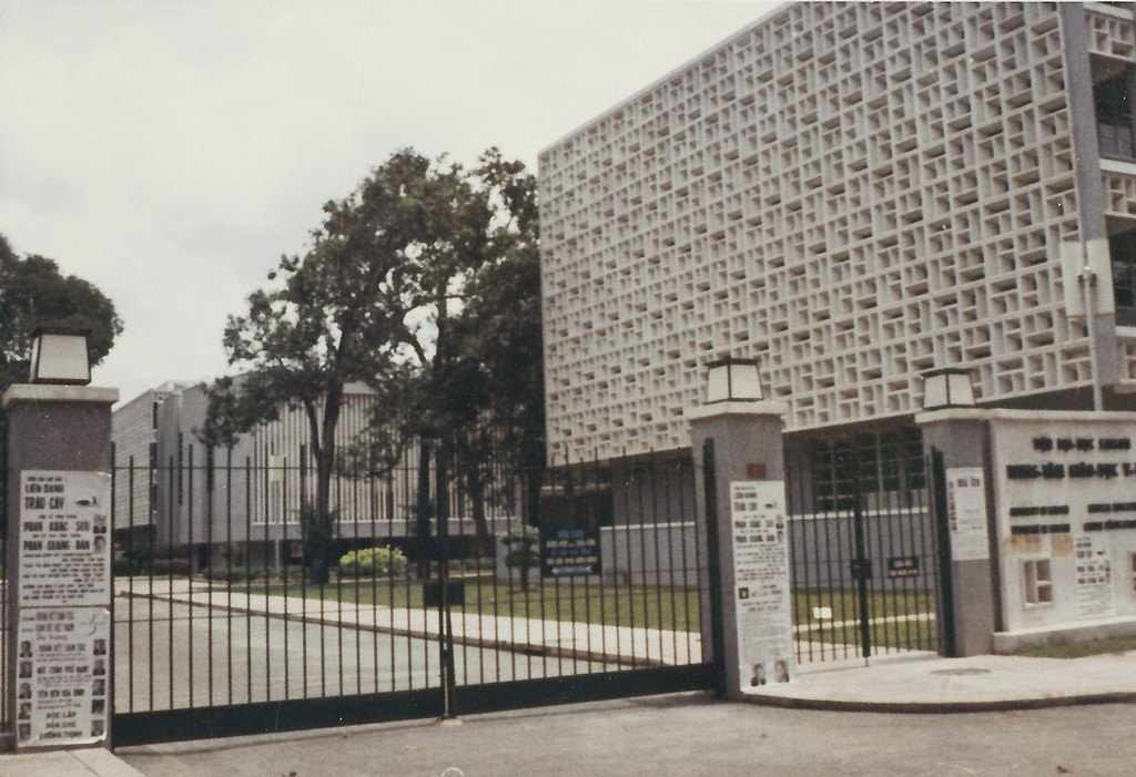 Cổng chính Đại học Y khoa Sài Gòn trước 1975. Ảnh: Jim Brown Collection.