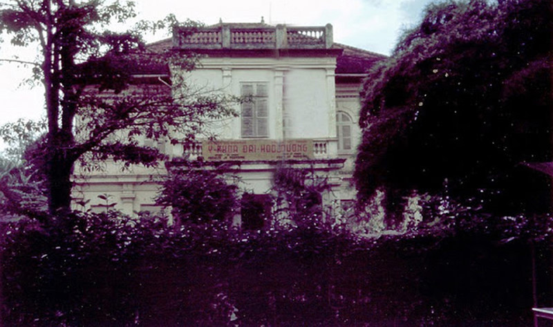 Tháng 8/1961, trường tách khoa Y và Dược làm hai. Năm 1963 thì tách khoa Nha. Giai đoạn này, ban giảng huấn chuyển từ người Pháp qua tay người Việt. Năm 1962 là năm cuối cùng bằng Bác sĩ Y khoa của Viện Đại học Sài Gòn được công nhận tại Pháp.