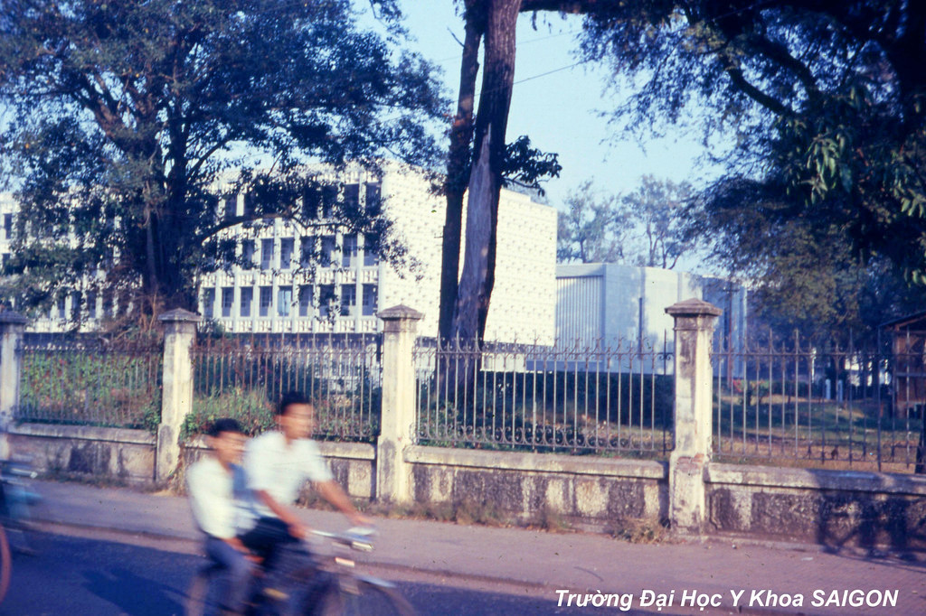 Đại học Y khoa Sài Gòn nhìn từ đường Hồng Bàng, 1966-1967. Ảnh: Capt. Ted R. Snediker.