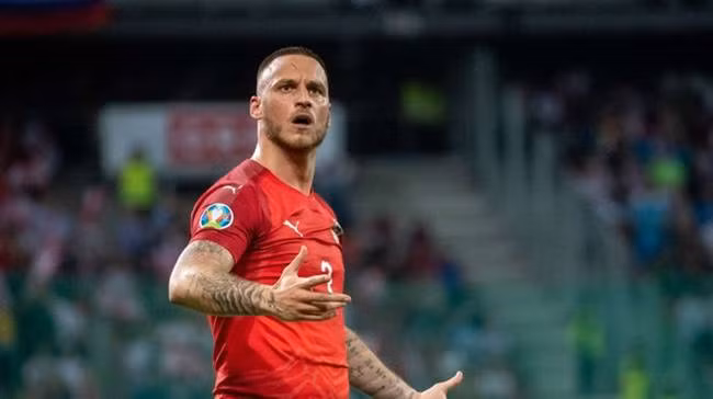 Giua “bao” dich Corona, sao bong da co luong “khung” o TQ nhu “ngoi tren lua”