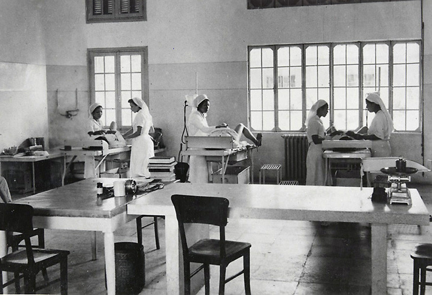 Các nữ hộ sinh thực tập tại phòng sinh nở của khoa sản Bệnh viện René Robin.