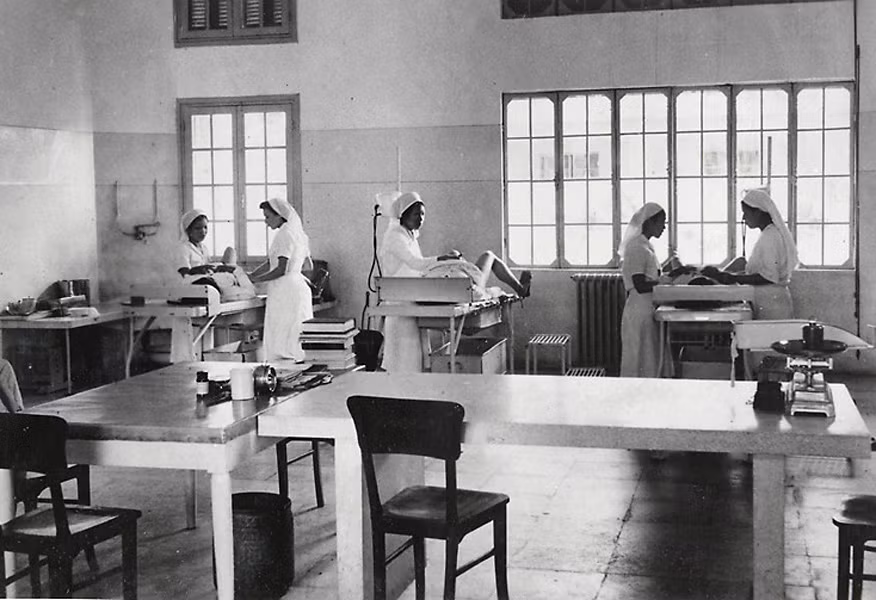 Các nữ hộ sinh thực tập tại phòng sinh nở của khoa sản Bệnh viện René Robin.