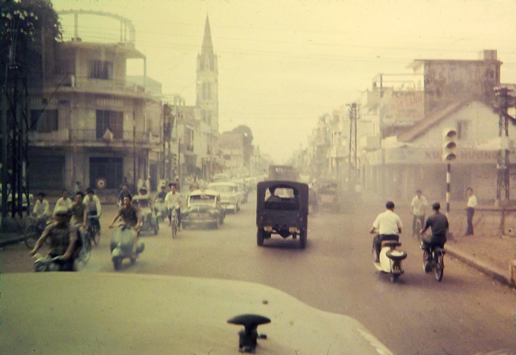Ngã tư Hai Bà Trưng - Hiền Vương (nay là Võ Thị Sáu) và nhà thờ Tân Định, 1968.
