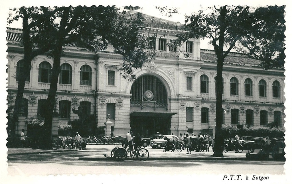 Bưu điện Trung tâm Sài Gòn thập niên 1950. Nét đặc trưng trong kiến trúc Bưu điện là phong cách châu Âu kết hợp với một số nét trang trí châu Á.