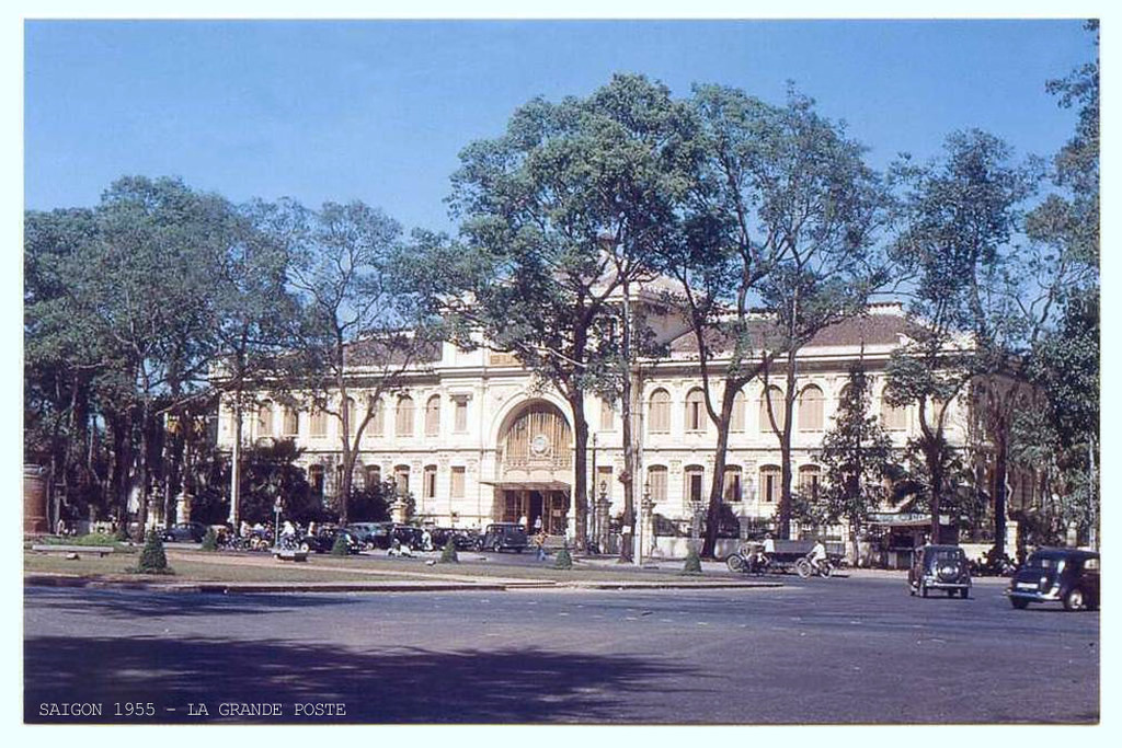 Một bức ảnh màu chụp năm 1955. Công trình sơn màu vàng là màu truyền thống của ngành bưu điện Pháp.