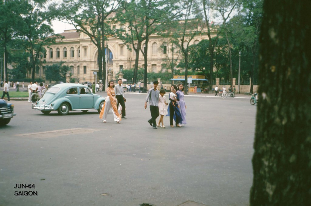 Từ đầu đường Tự Do (Đồng Khởi) nhìn về Bưu điện, 1964.