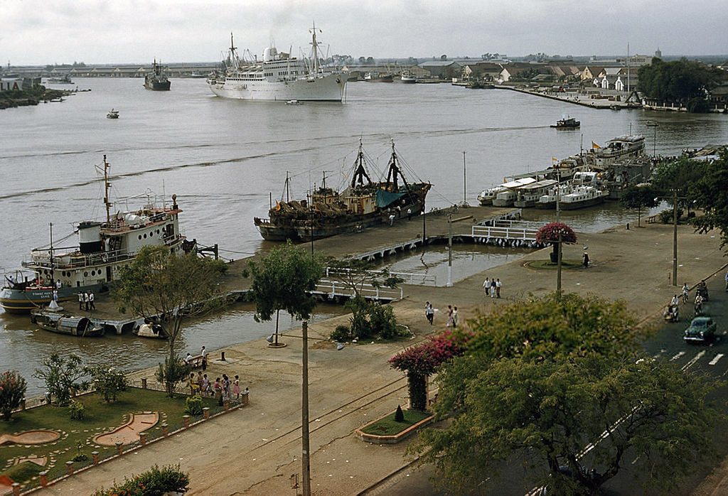 Khung cảnh thanh bình ở bến Bạch Đằng năm 1961, nhìn từ khách sạn Majestic. Ảnh. Wilbur E. Garrett/ National Geographic/ Getty Images.