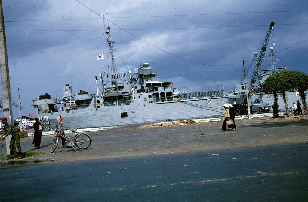 Tàu quân sự Hàn Quốc neo đậu ở bến Bạch Đằng, 1967.