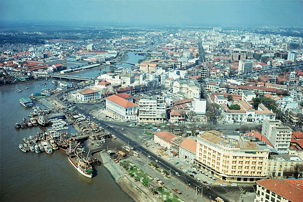 Bến Bạch Đằng, đoạn gần rạch Bến Nghé (phía trên), phía đối diện là khách sạn Majestic (bên phải), tháng 5/1968. Ảnh: Bettmann/ CORBIS.