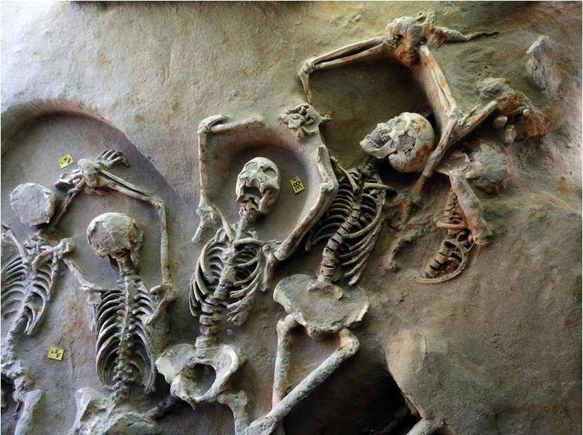 Dịch cũng tràn vào thành bang Sparta và phần lớn khu vực phía đông Địa Trung Hải, nhưng sự tàn phá không dữ dội như ở Athens.