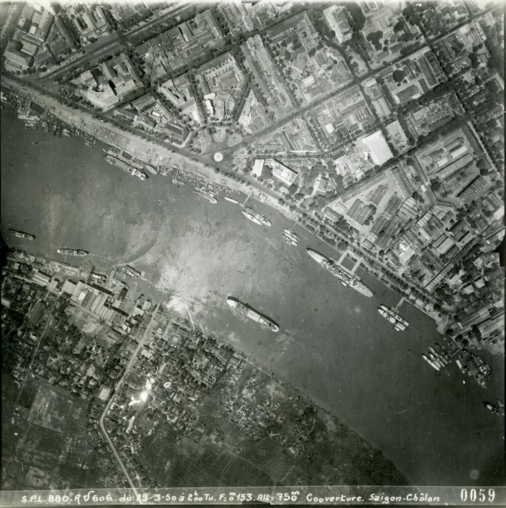 Sông Sài Gòn với Công trường Mê Linh ở phía trên - hình dáng như nan quạt khi nhìn từ máy bay, 1950.