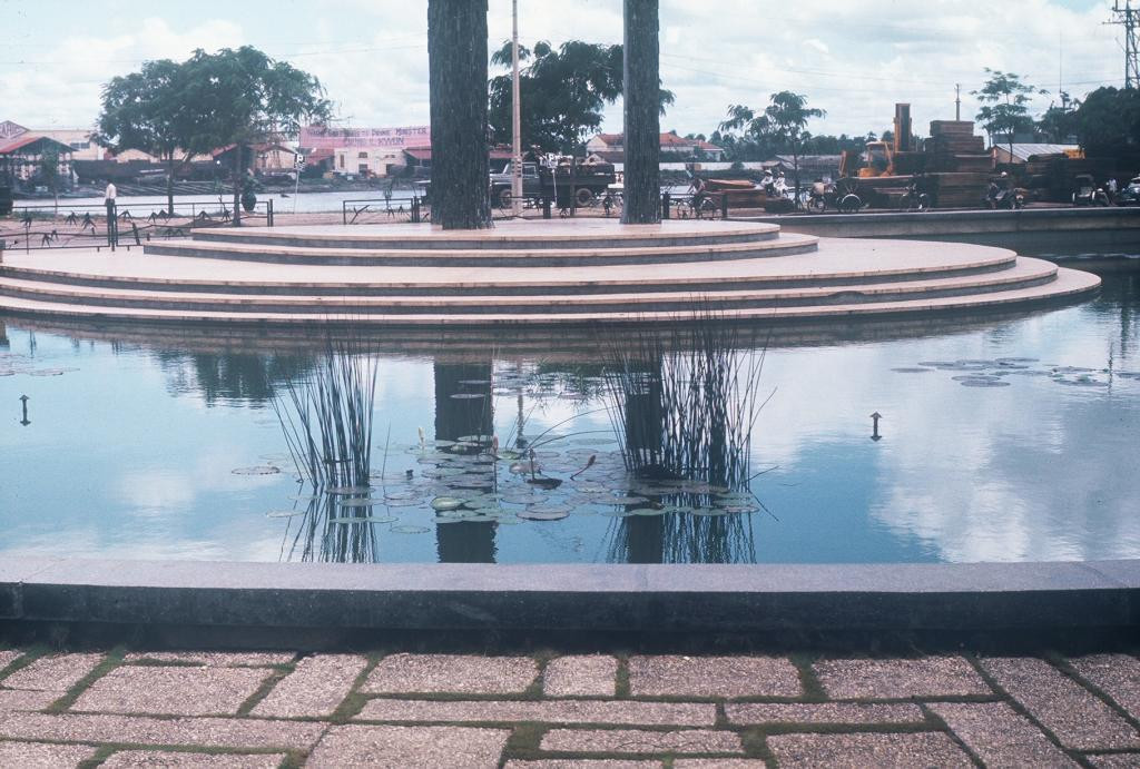 Cận cảnh hồ nước ở Công trường Mê Linh năm 1965. Ảnh: Gary Mathews.