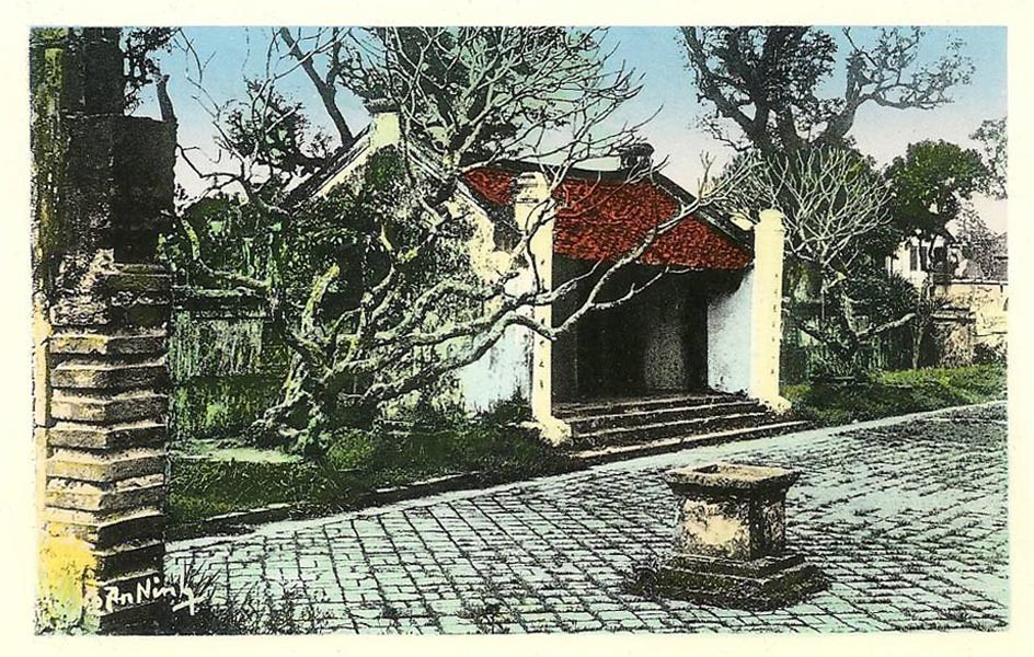 Cổng vào Đại Thành Môn - khu điện thờ chính của Văn Miếu, 1950.