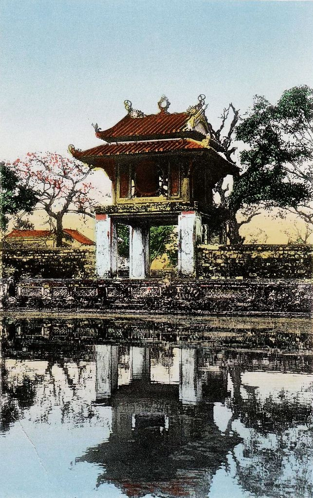 Giếng Thiên Quang Tỉnh và Khuê Văn Các, 1951.
