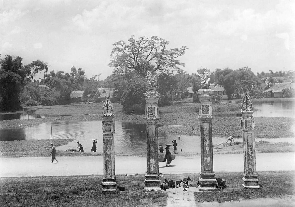 Từ Văn Miếu Môn nhìn ra hồ Văn ở phía trước Văn Miếu, 1928.