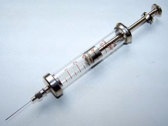 Theo đó, từ năm 1946 đến 1948, các nhà khoa học Mỹ lên kế hoạch để gái mại dâm truyền bệnh tình dục cho các phạm nhân của nhà ngục Guatemala trong quá trình nghiên cứu tác dụng của kháng sinh.