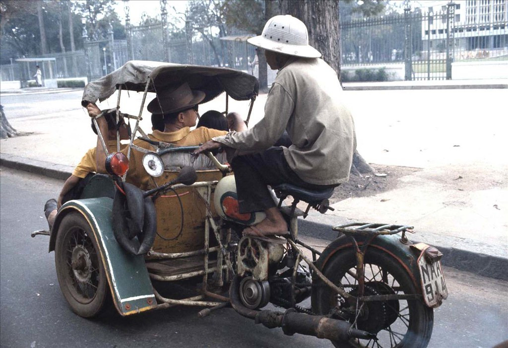 Xích lô máy chở khách trên đường Công Lý (Nam Kỳ Khởi Nghĩa), trước Dinh Độc Lập. Ảnh: Rick Parker.