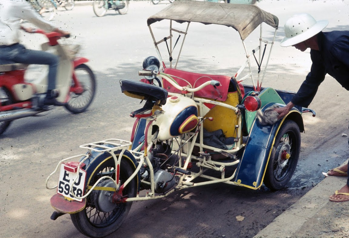 Cận cảnh một chiếc xích lô máy màu sắc sặc sỡ, 1968. Ảnh: Brian Wickham.