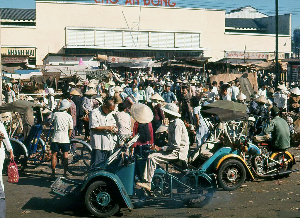 Những chiếc xích lô máy trước chợ An Đông, 1965.