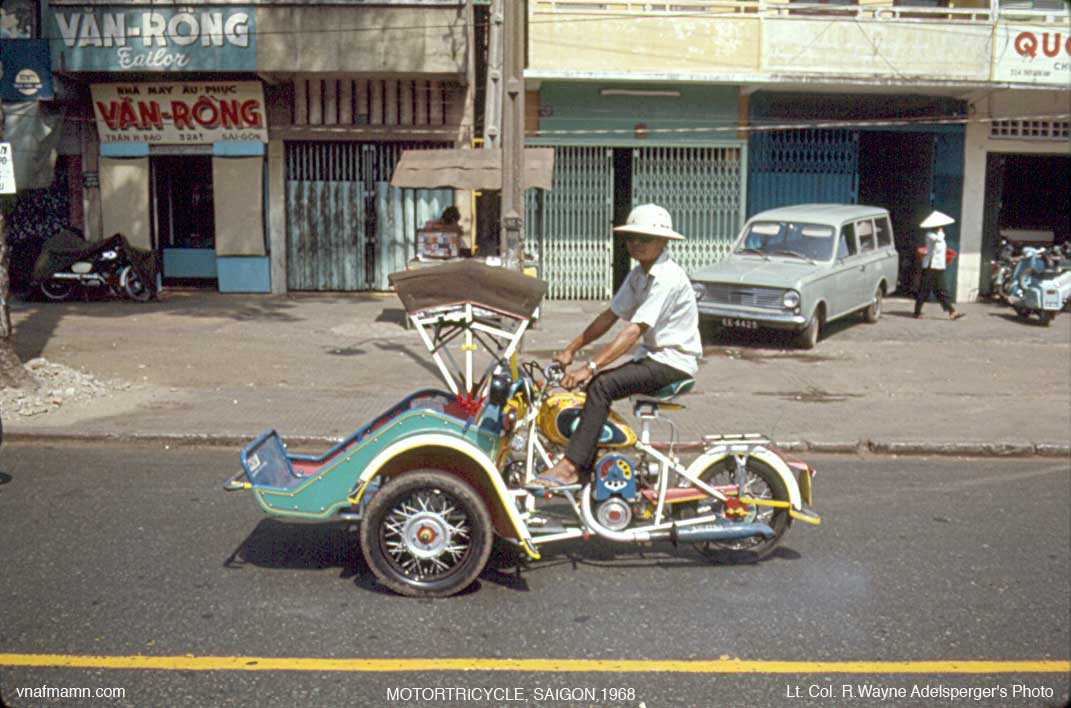 Xích lô máy trên đường Tràn Hưng Đạo.