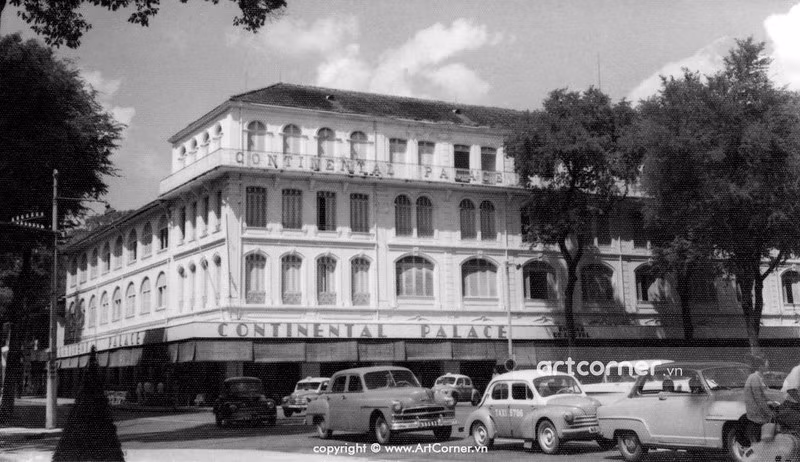 Toàn cảnh khách sạn Continental thập niên 1950. Ảnh: Nguyễn Bá Mậu.