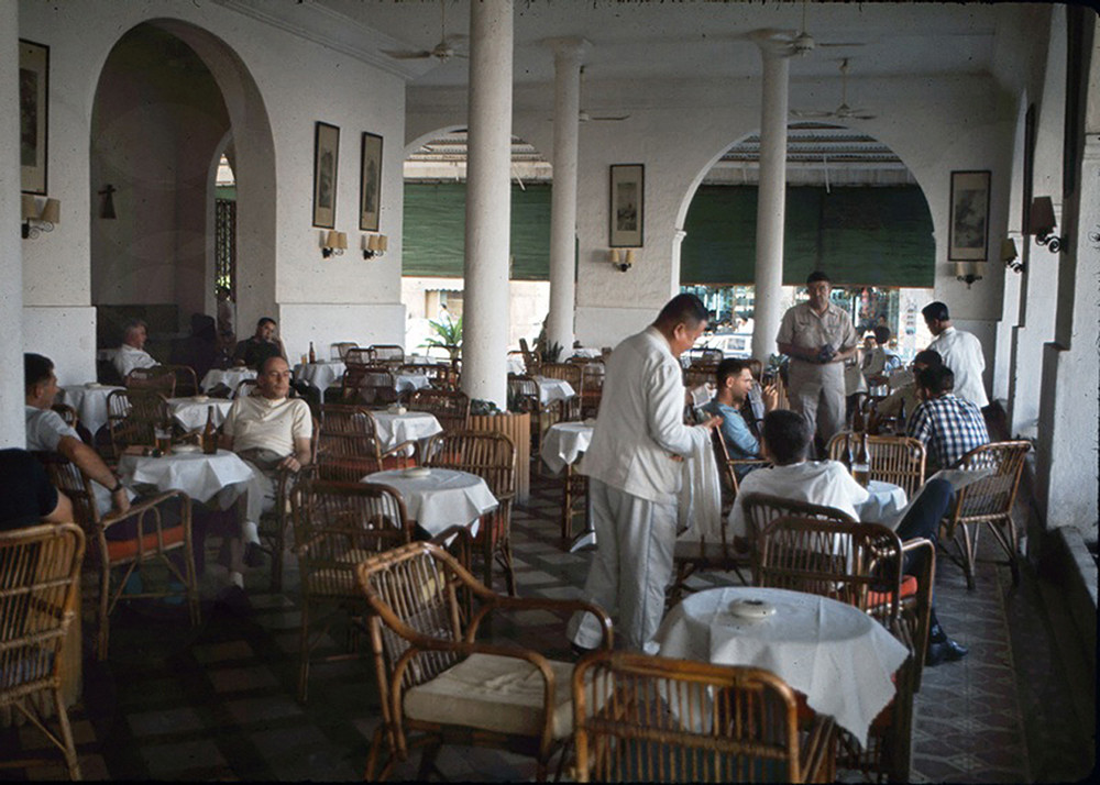 Trong quán cà phê của khách sạn, 1967.
