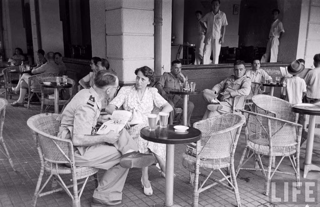 Khách Tây thưởng thức cà phê vỉa hè khách sạn Continental năm 1950. Ảnh: Life.