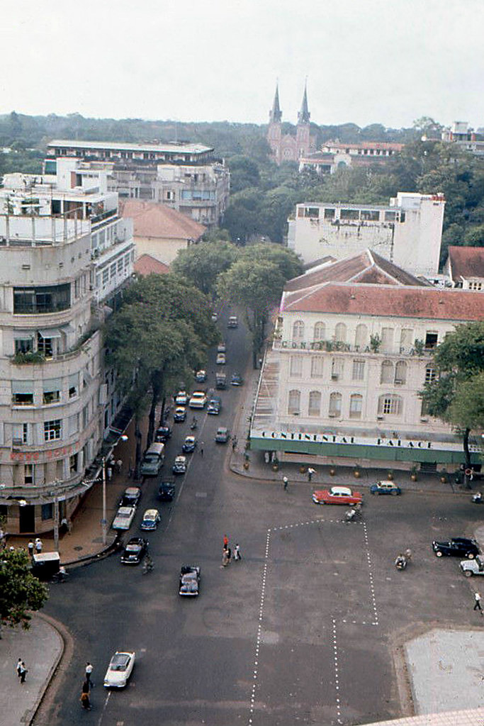 Từ sân thượng khách sạn Caravelle nhìn xuống khách sạn Continental, 1965.