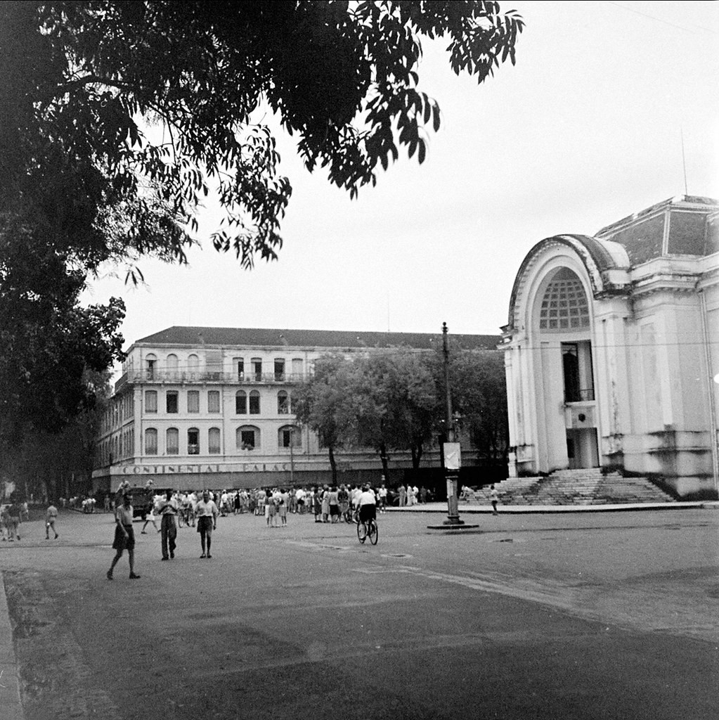 Nhà hát Thành phố và khách sạn Continental, 1945. Ảnh: John Florea.