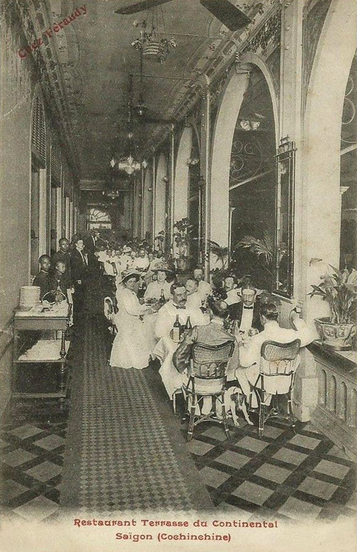 Nhà hàng bên trong khách sạn năm 1912. Trong lịch sử hơn 100 năm, khách sạn đã qua tay nhiều chủ nhân có "máu mặt". Năm 1911, khách sạn được bán cho Công tước De Montpensier (người xây Lầu Ông Hoàng ở Phan Thiết).