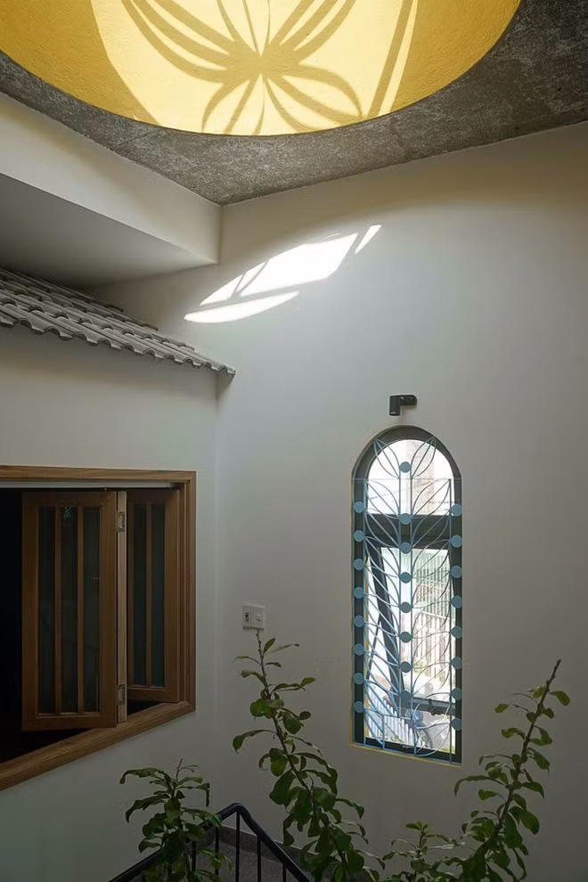 Thiết kế giếng trời hình hoa cúc đón ánh sáng khoa học và nghệ thuật.
