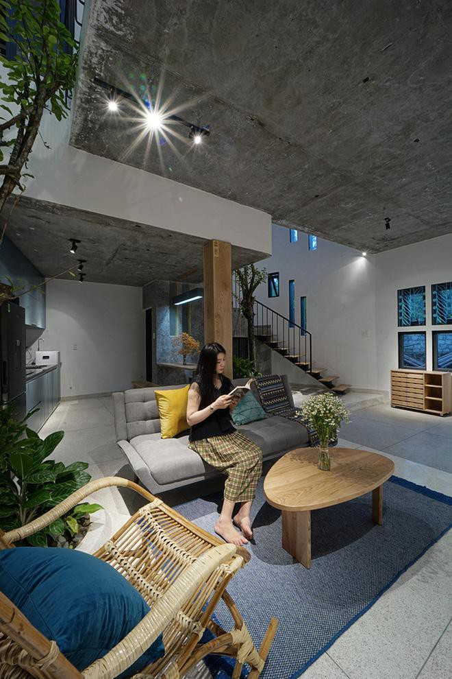 Chủ nhân ngôi nhà là một người phụ nữ yêu hoa cúc.