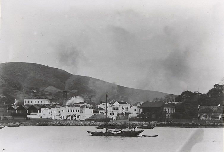 Khu vực cảng Hòn Gai, nơi than đá được đưa lên tàu để vận chuyển đi các nơi. Cùng với lúa gạo, than đá là một trong hai mặt hàng xuất khẩu chính ở Việt Nam thời thuộc địa.