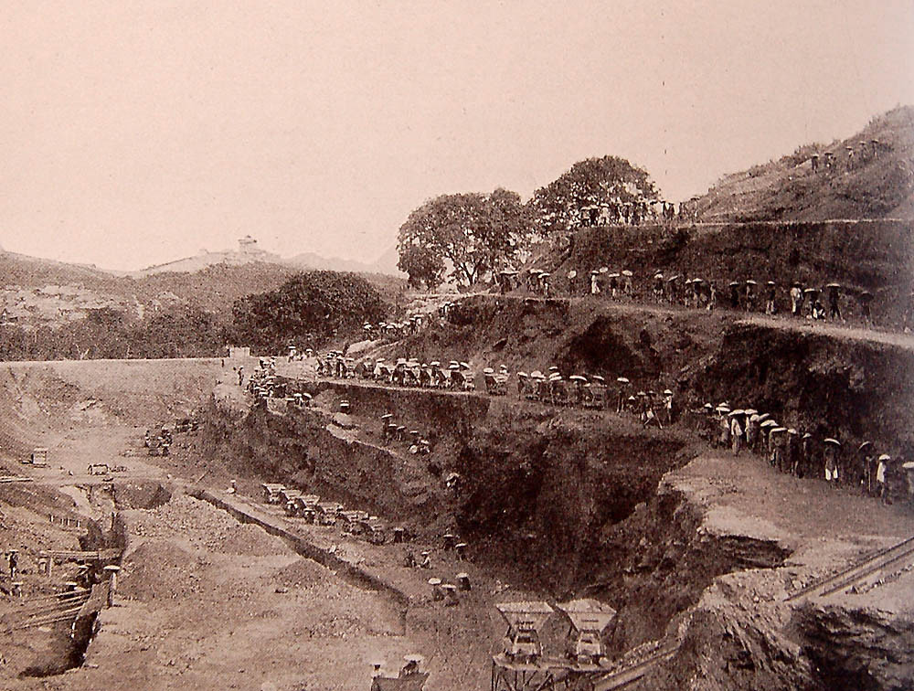 Hoạt động ở mỏ than giờ cao điểm với hàng trăm nhân công. Theo thống kê, vào năm 1939, đội ngũ công nhân than tại Quảng Ninh lên tới 43.430 người.